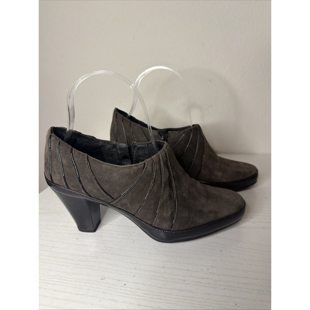 Women’s 6M Clarks Ankle Boots Artisan Heels Zipper Leather Casual